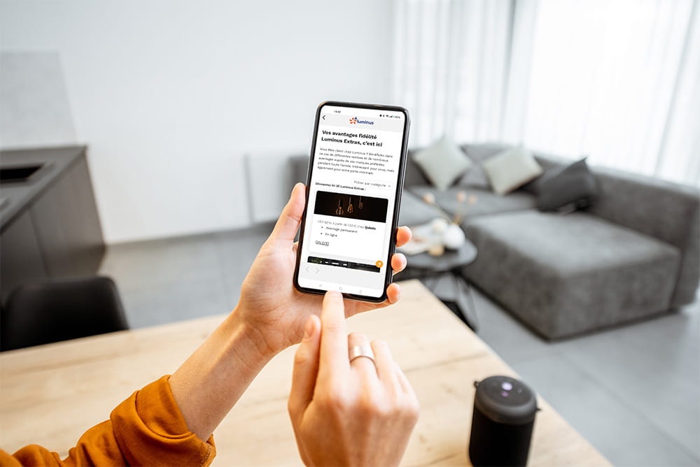 Person using a tablet for omnichannel integration with partners